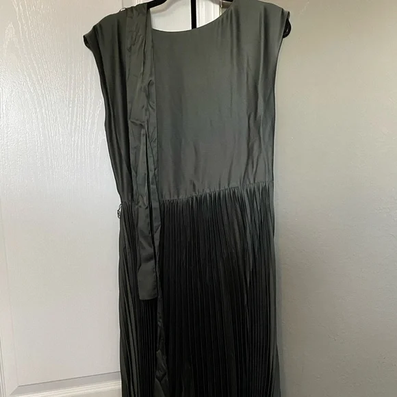 H&M dark green pleated dress with belt